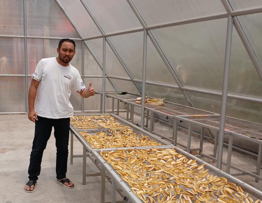 Ahmad Maulana Alumni Ekonomi Islam FEB UNAIR Ahmad Maulana Berdayakan 100 Petani Banyuwangi Lewat Inovasi Sale Buah Naga