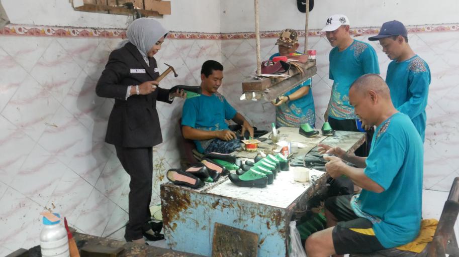Dorong Produk UMKM Naik Kelas, Wabup Sidoarjo Kunjungi Galeri UMKM Givari Shoes