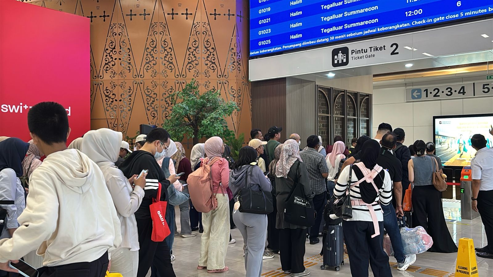 Tingginya Minat Masyarakat Gunakan Whoosh Sebagai Pilihan Transportasi Selama Masa Libur Panjang