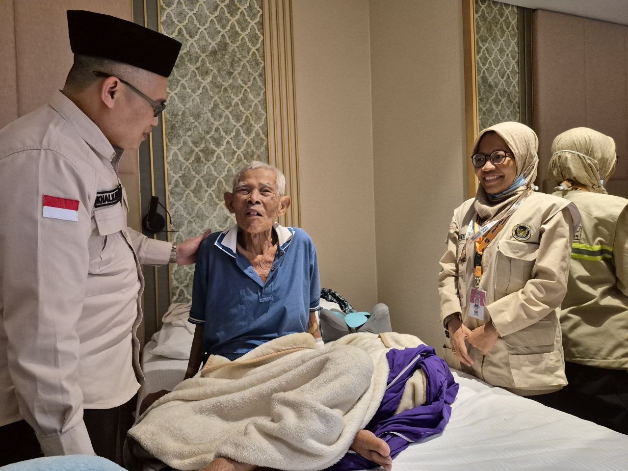 Mbah Mardi Usia 103 Tahun Tetap Semangat Tunaikan Rangkaian Ibadah Haji Meskipun Gunakan Kursi Roda