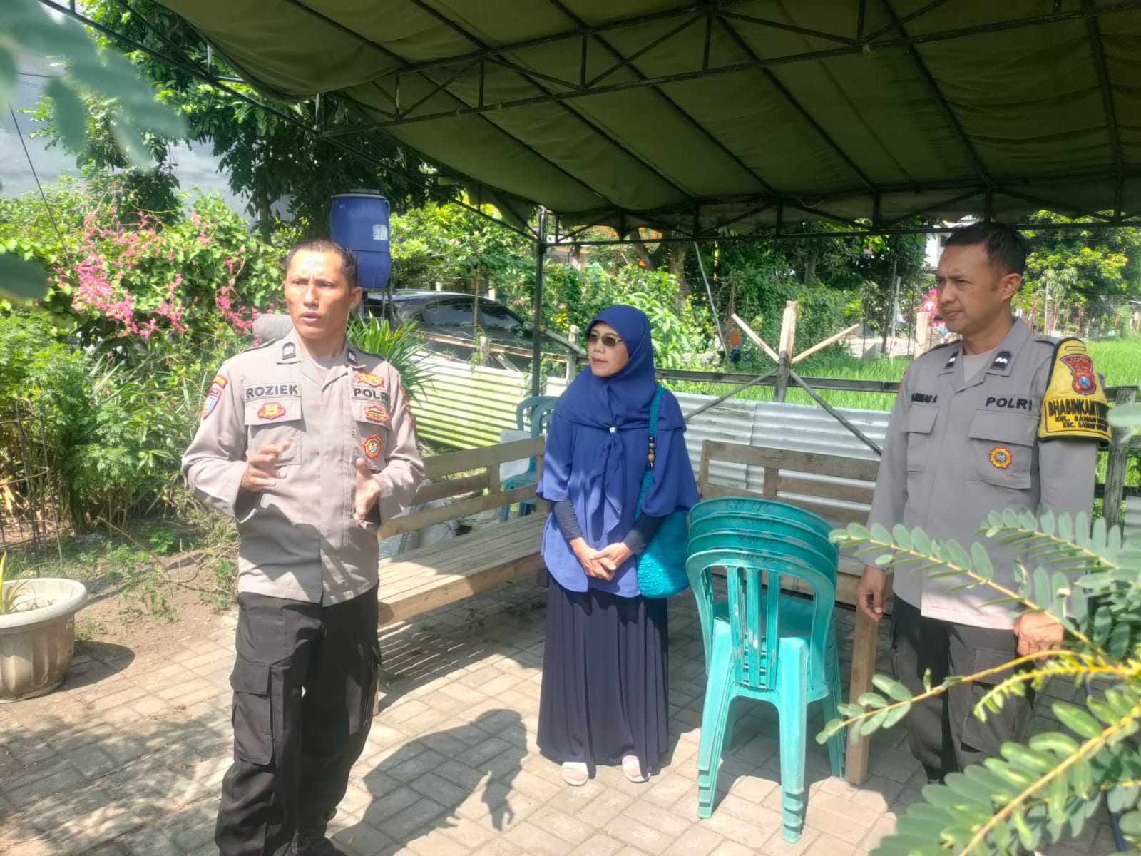 Bhabinkamtibmas Dan Kanit Binmas Polsek Sananwetan Dukung Ketahanan Pangan Melalui Pembinaan KWT Perum GKR