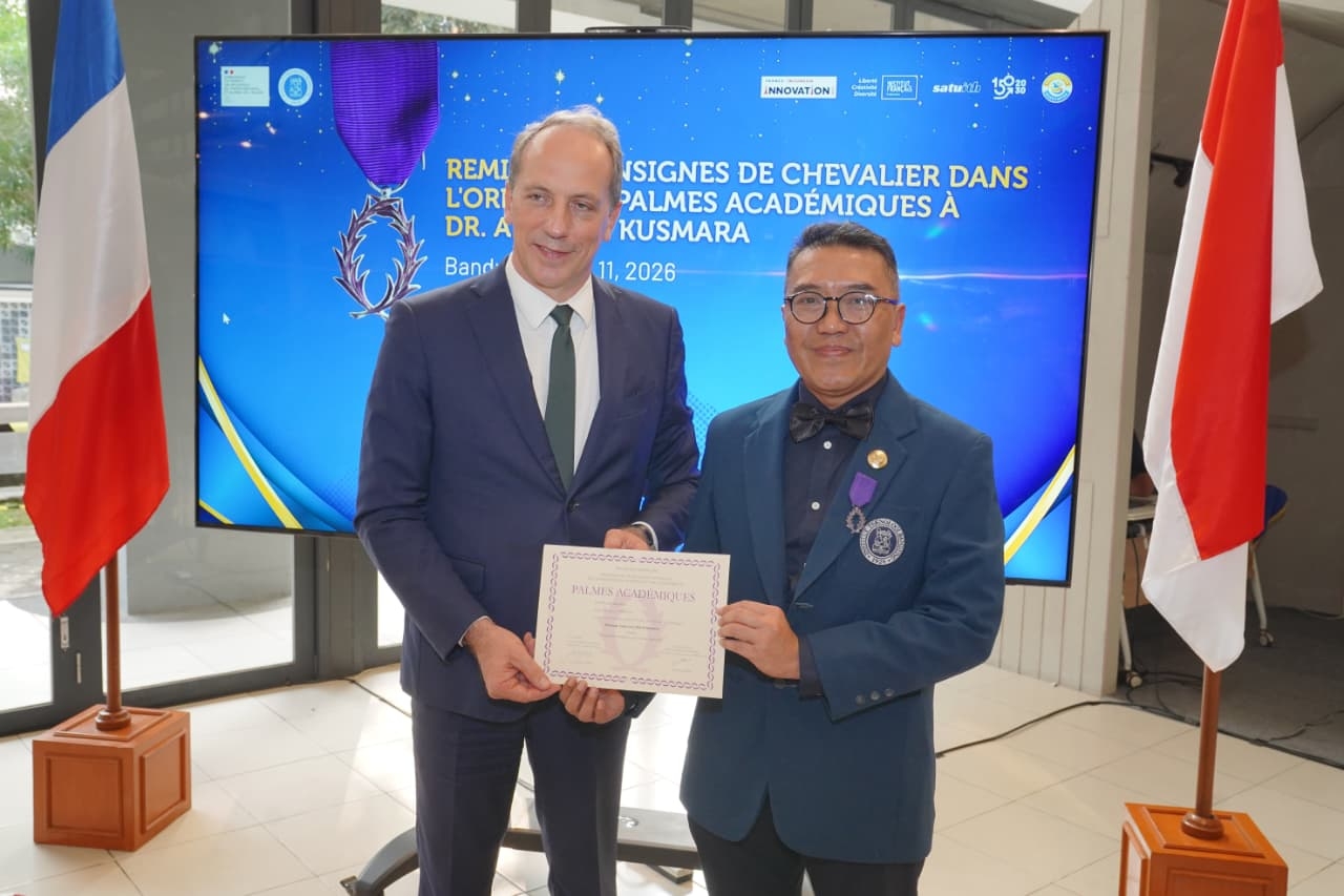Dr. Andryanto Rikrik Kusmara, Wakil Rektor ITB Menerima Penghargaan Chevalier dans l’Ordre des Palmes Académiques