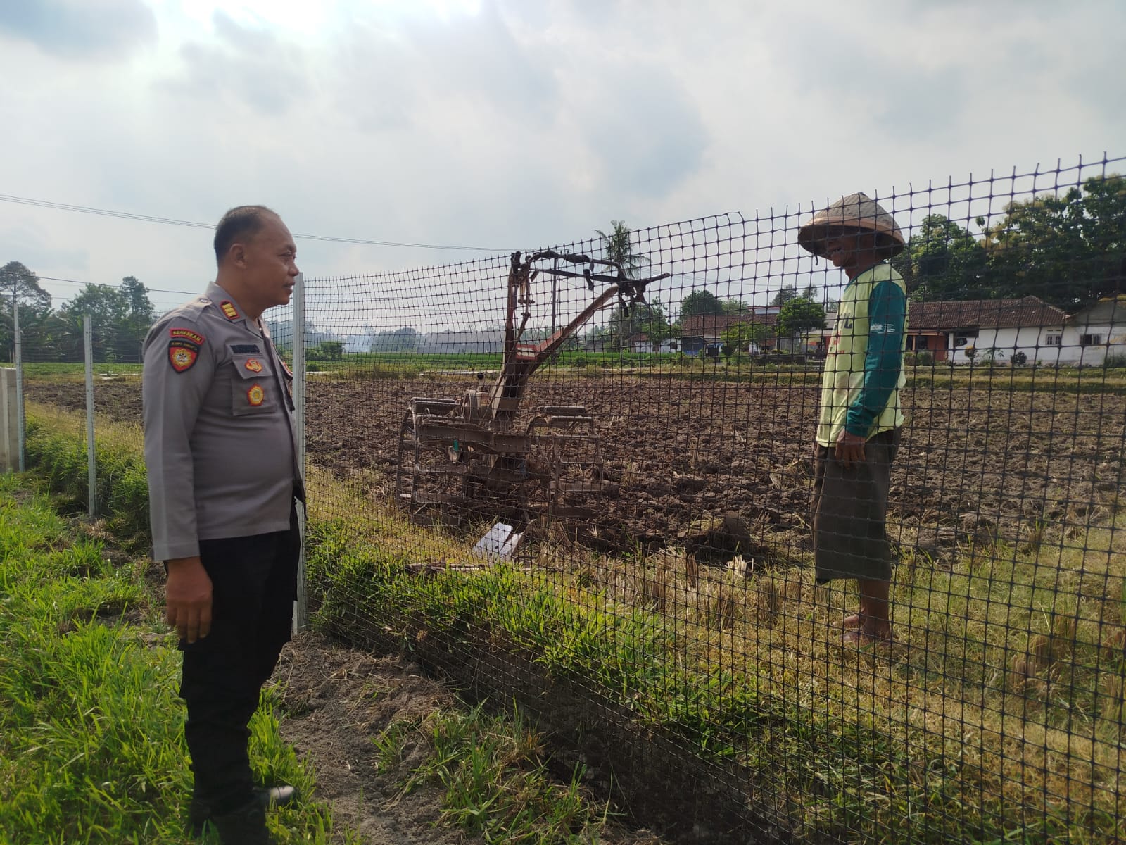 Kapolsek Nglegok Tinjau Lahan Jagung Binaan Polri, Berikan Pendampingan Kepada Petani