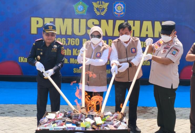 Wabup Sidoarjo Hj. Mimik Ajak Perkuat Sinergi Pemberantasan BKC Ilegal Saat Pemusnahan 9 Juta Lebih Rokok Ilegal