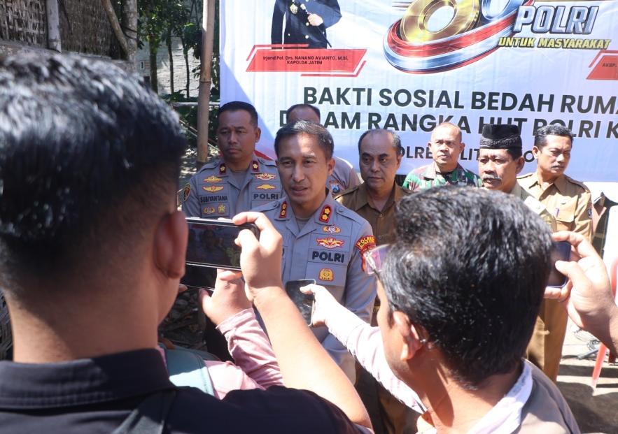 Wujud Kepedulian Di Hari Bhayangkara Ke-80, Polres Blitar Kota Bedah Rumah Warga Kurang Mampu Di Desa Dayu