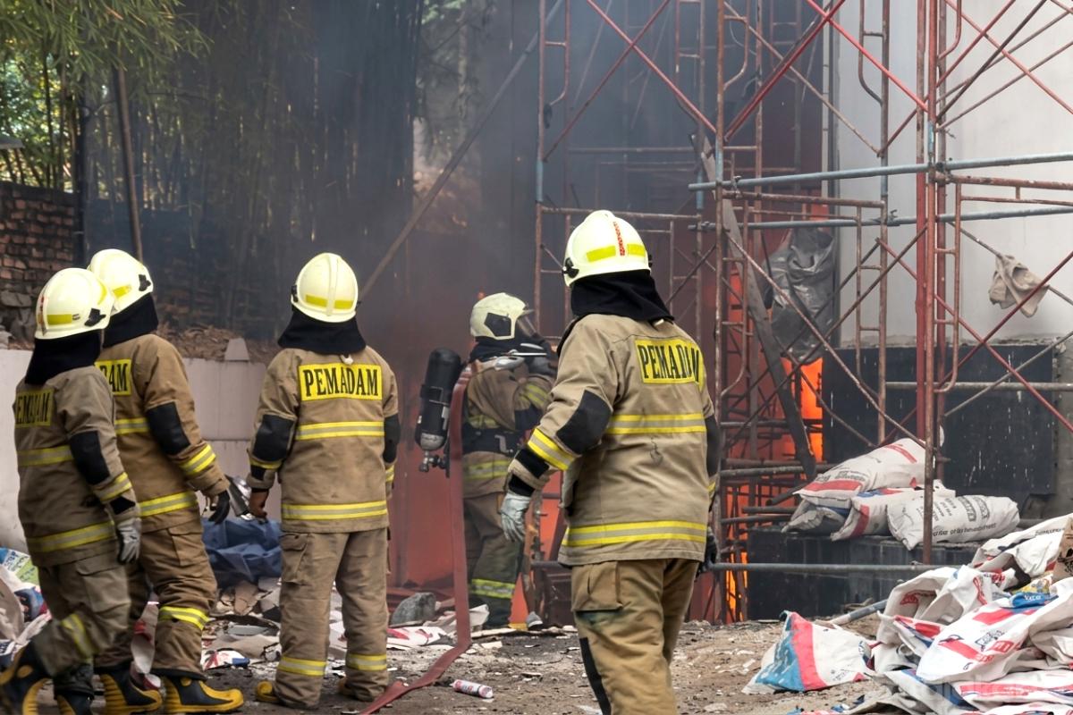 Kebakaran Gedung Di Cikini, 10 Pekerja Dievakuasi, Damkar Kerahkan 22 Armada Dengan 110 Personel