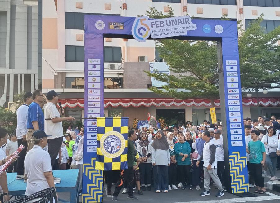 Senam Dan Jalan Sehat Dies Natalis Ke-65 FEB UNAIR Pererat Kebersamaan Civitas, Alumni, Dan Masyarakat
