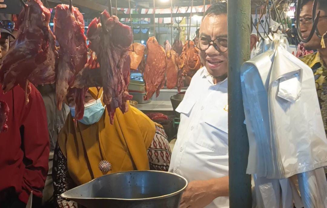Bambang Ketua Komisi B DPRD Sidoarjo Pantau Harga Sembako Di Pasar Larangan: Harga Beras Stabil Di Bawah HET, Kenaikan Daging Sapi Jadi Perhatian