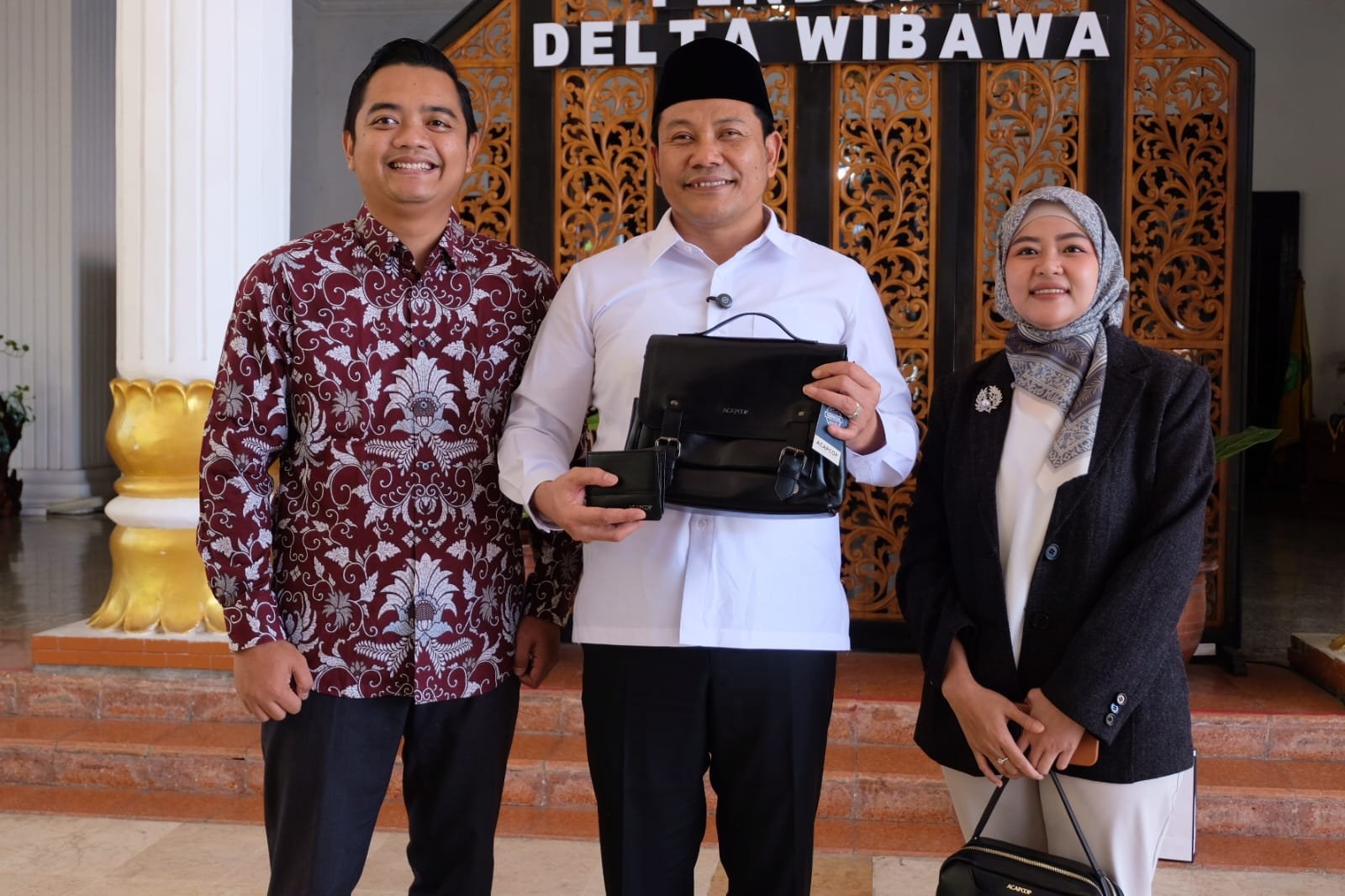 Bupati Apresiasi Produk Kulit Asal Sidoarjo, Acapcop Tembus Paris Fashion Week Oktober Mendatang