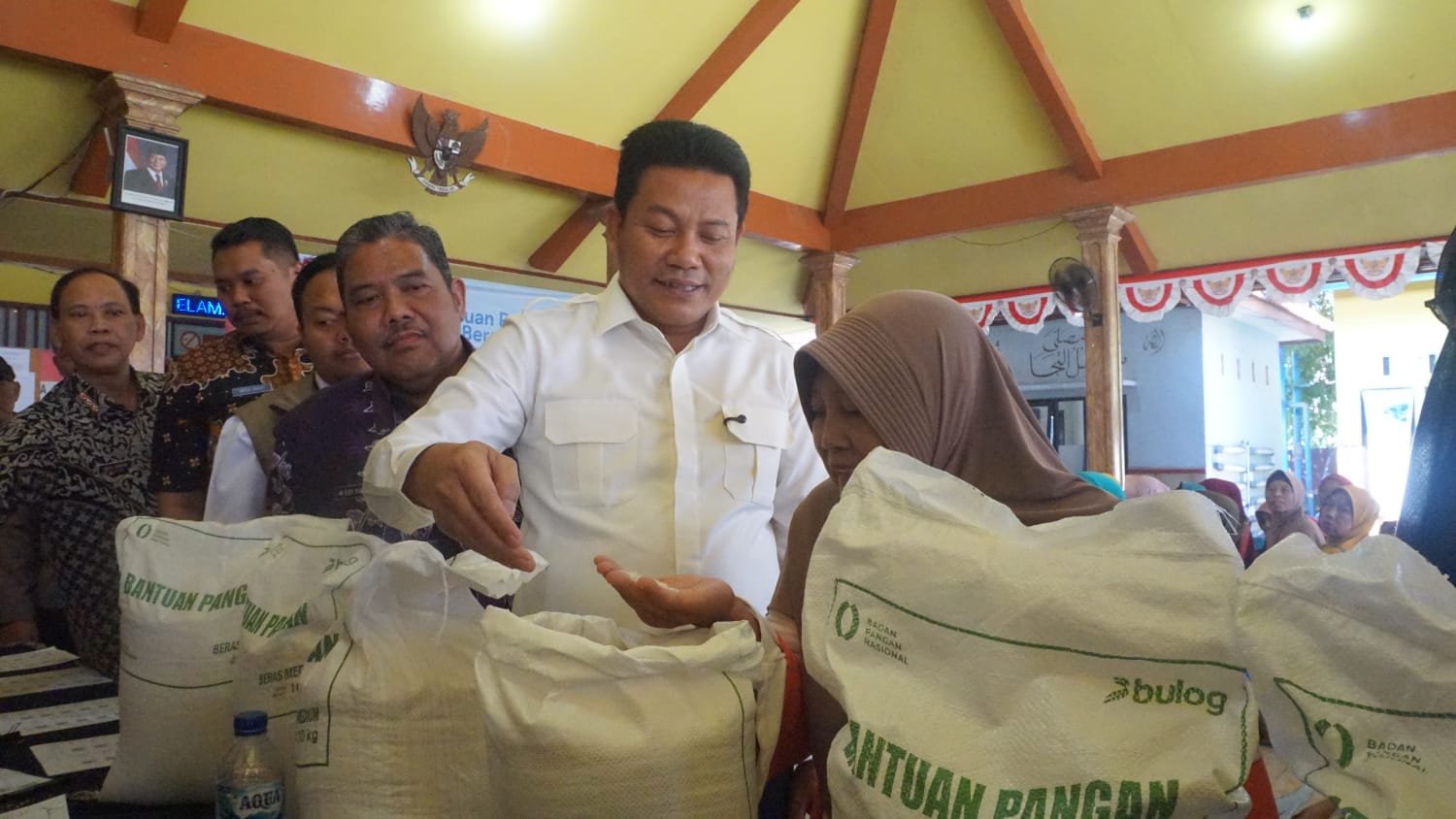 Bupati H. Subandi Kawal Penyaluran Bantuan Pangan Beras Di Kec. Jabon Pastikan Tepat Sasaran Dan Layak Konsumsi