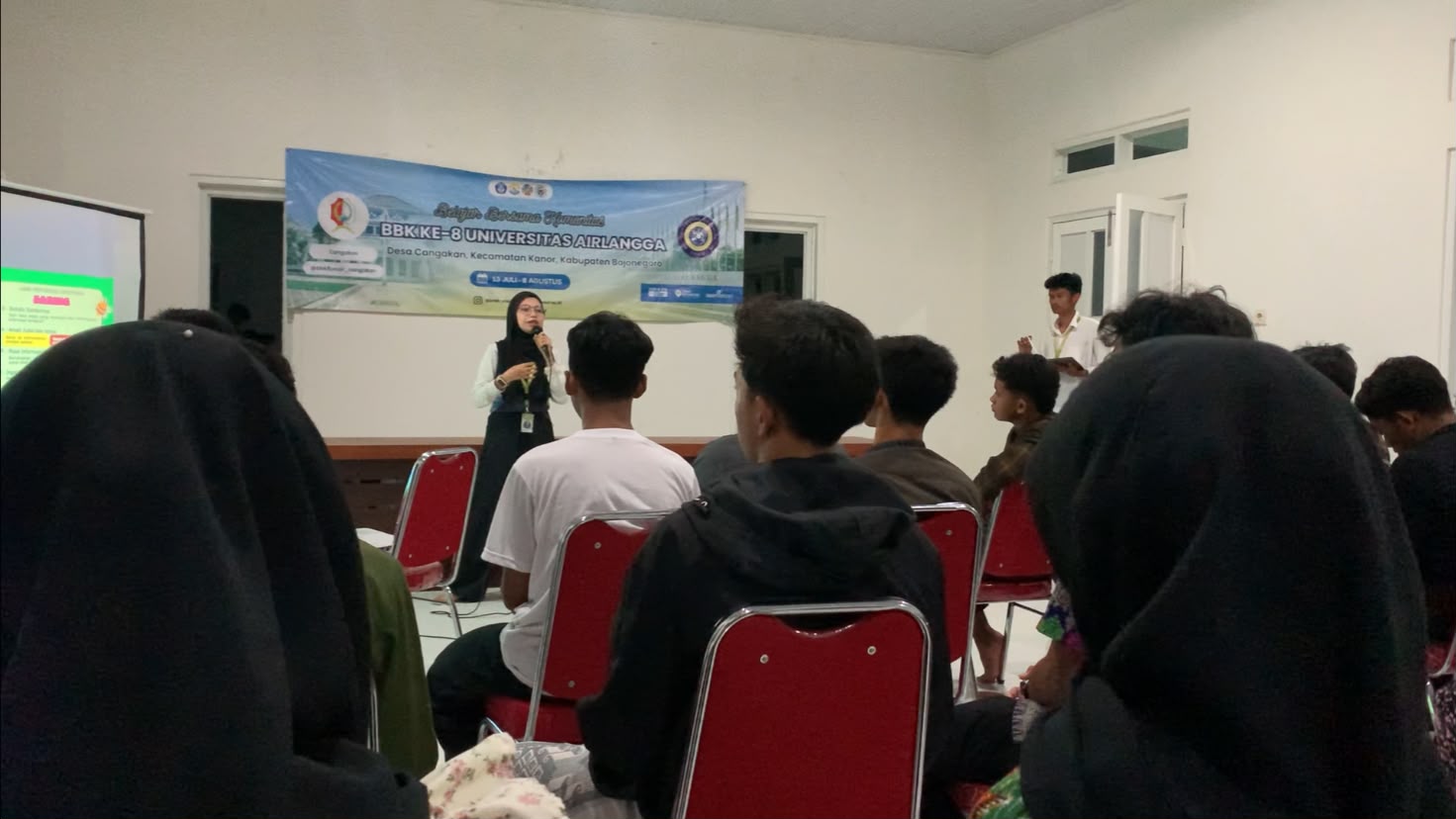 Mahasiswa BBK 8 UNAIR Tingkatkan Literasi Digital Masyarakat, Gelar Sosialisasi SIGAP DIGITAL Di Desa Cangakan