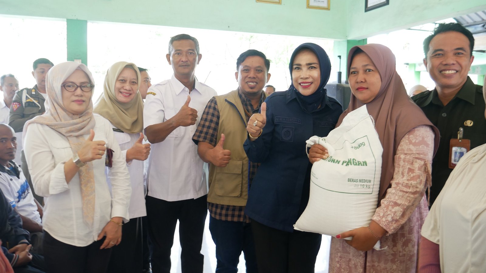 Wabup Hj. Mimik Idayana Salurkan Bantuan Beras 30 Kg Untuk Setiap Penerima Pada Warga Di Tulangan Dan Krembung