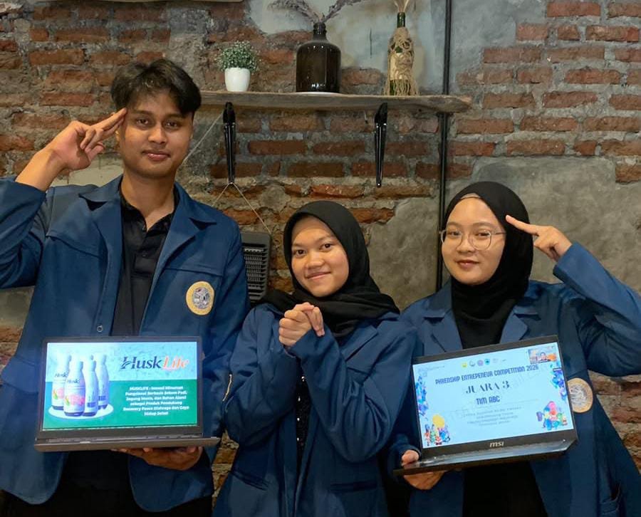 Mahasiswa Ekonomi Islam UNAIR Raih Juara 3 Lomba BMC PEC 2026 Lewat Inovasi Minuman HuskLife Berbasis Limbah Pertanian