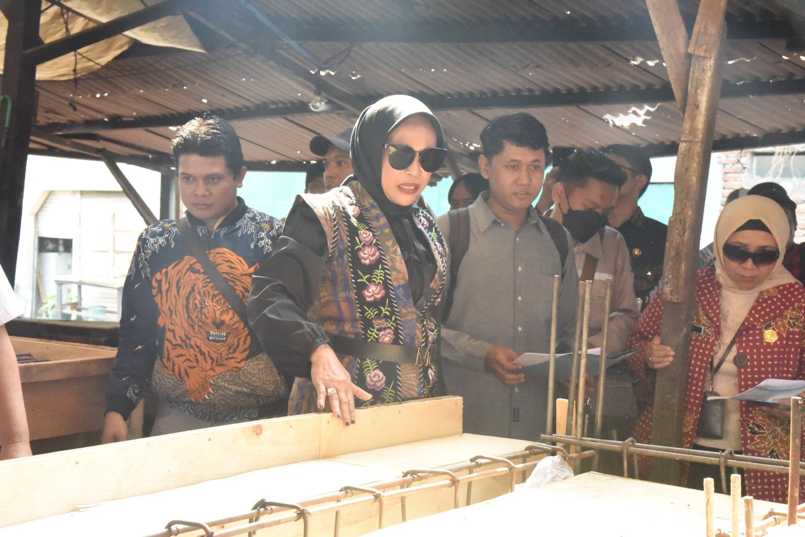 Wabup Hj. Mimik Idayana Sidak Proyek Di Pasar Taman, Ancam Putus Kontrak Jika Tak Sesuai Target