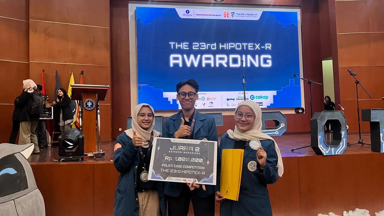 Atasi Jobless Growth Era AI, Mahasiswa FISIP UNAIR Gagas Indonesia Digital Rise Dan Raih Juara II Di IPB