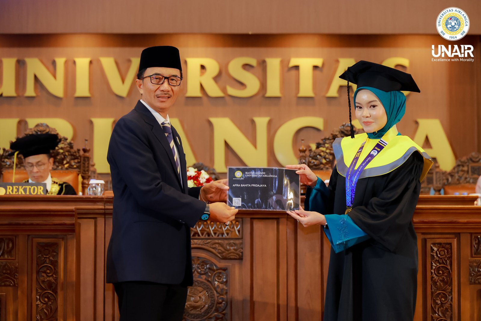 Afra Bahita Fridajaya Wisudawan Terbaik FEB UNAIR Sampaikan Pesan Haru, Toga Simbol Doa Orang Tua Dan Keberanian Bangkit