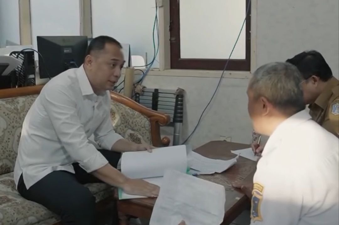 Wali Kota Eri Cahyadi Ancam Ganti Petugas Jika Masih Ada Penarikan Parkir Tunai Di Surabaya