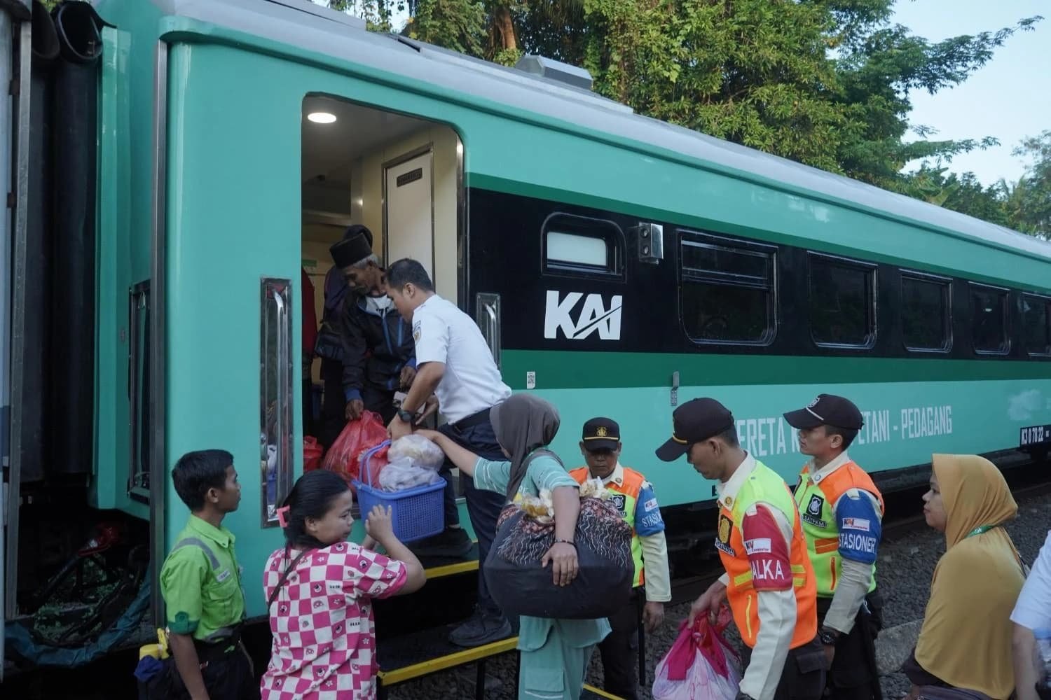 Tarif Rp3.000, Kereta Petani Dan Pedagang Layani 43.780 Pelanggan Di Lintas Merak-Rangkasbitung