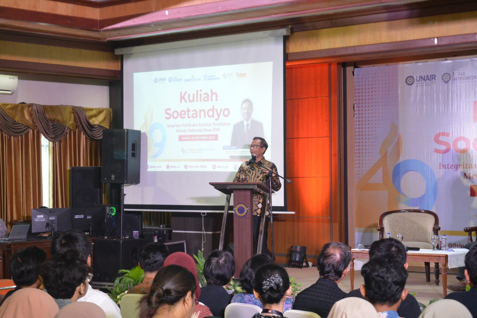 Dies Natalis Ke-49 FISIP UNAIR, Prof. Mahfud MD Isi Kuliah Soetandyo: Demokrasi Harus Dikawal Hukum Menuju Indonesia Emas 2045