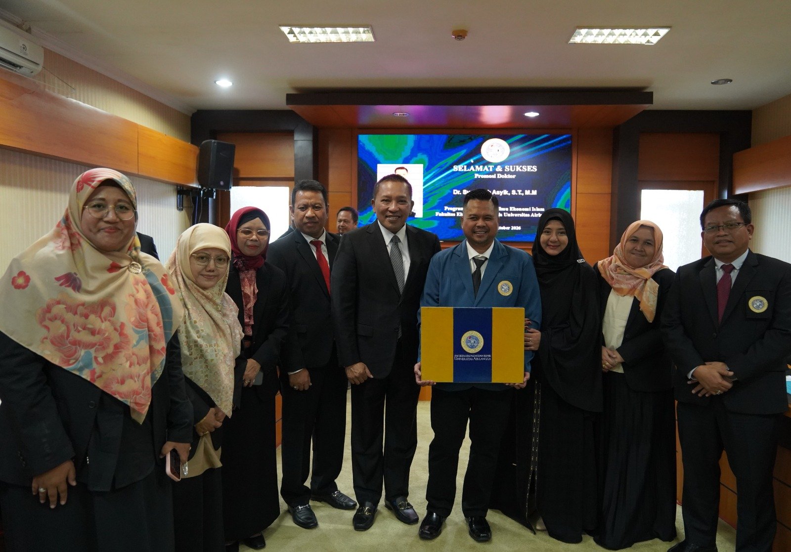 Dirut BPR Syariah Sampang Perseroda Raih Doktor Cumlaude UNAIR Lewat Riset Sahabat UMKM