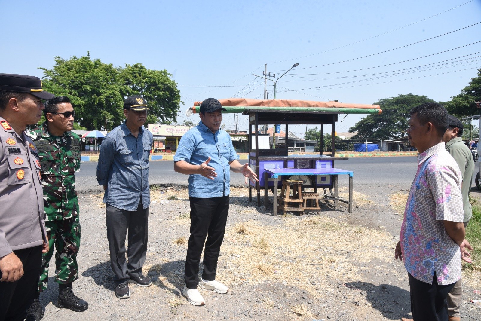 Bupati H. Subandi Minta Dinas PUBMSDA Lebarkan Persimpangan Jalan Depan Polsek Jabon