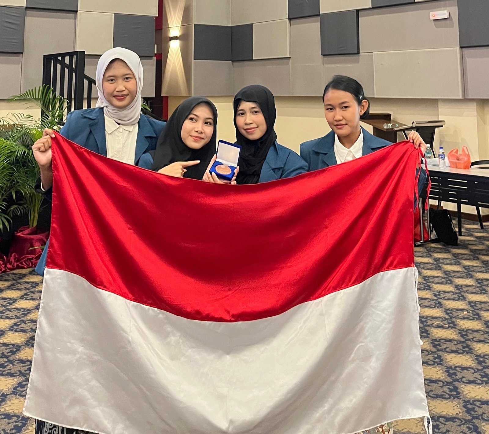 Mahasiswa UNAIR Raih Medali Perunggu Internasional Lewat Paving Block Ramah Lingkungan Dari Limbah Perikanan